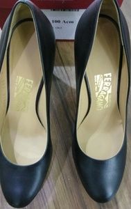 Ferrogamo women's size 6.5 Heels
